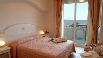 Minibar, Zimmersafe, Schreibtisch, Verdunkelungsvorhänge