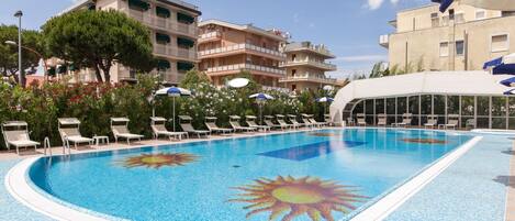 Innendørsbasseng,utendørsbasseng, bassengparasoller og solsenger