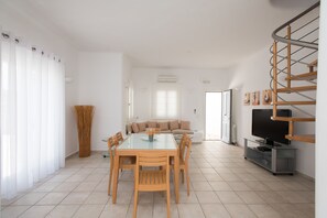 Apartment for 4 people | Área de sala de estar | Televisión de 22 pulgadas con canales vía satélite y reproductor de DVD 