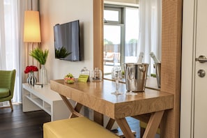 In-room safe, desk, soundproofing, free cots/infant beds - Sadot Hotel Ben Gurion Airport - an Atlas Boutique Hotel (Be'er Ya'akov)