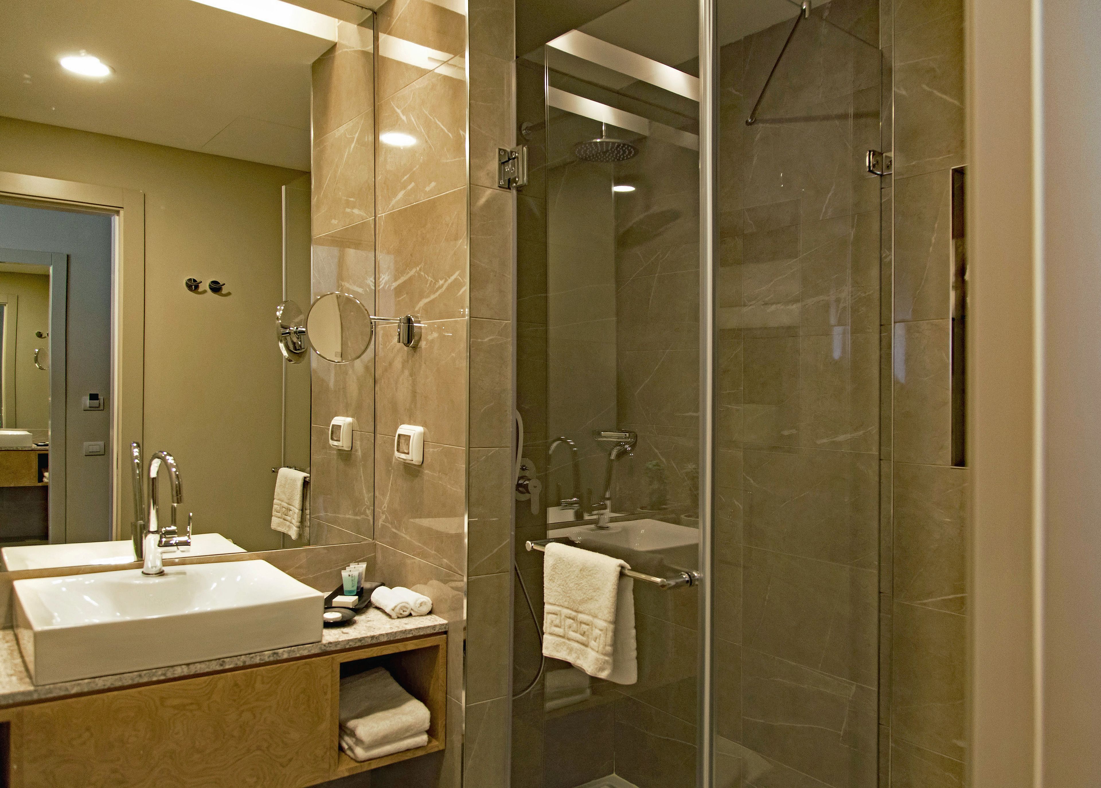 standard room | bathroom | combined shower/bathtub, free toiletries, hair dryer, towels