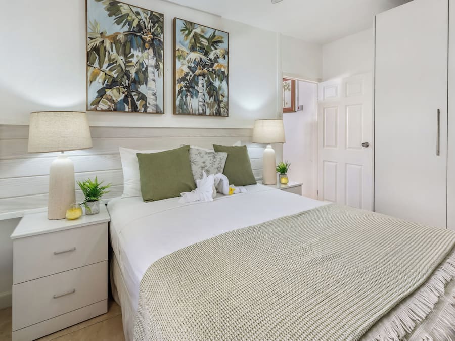 Standard Studio | Blackout curtains, iron/ironing board, free cots/infant beds, free WiFi