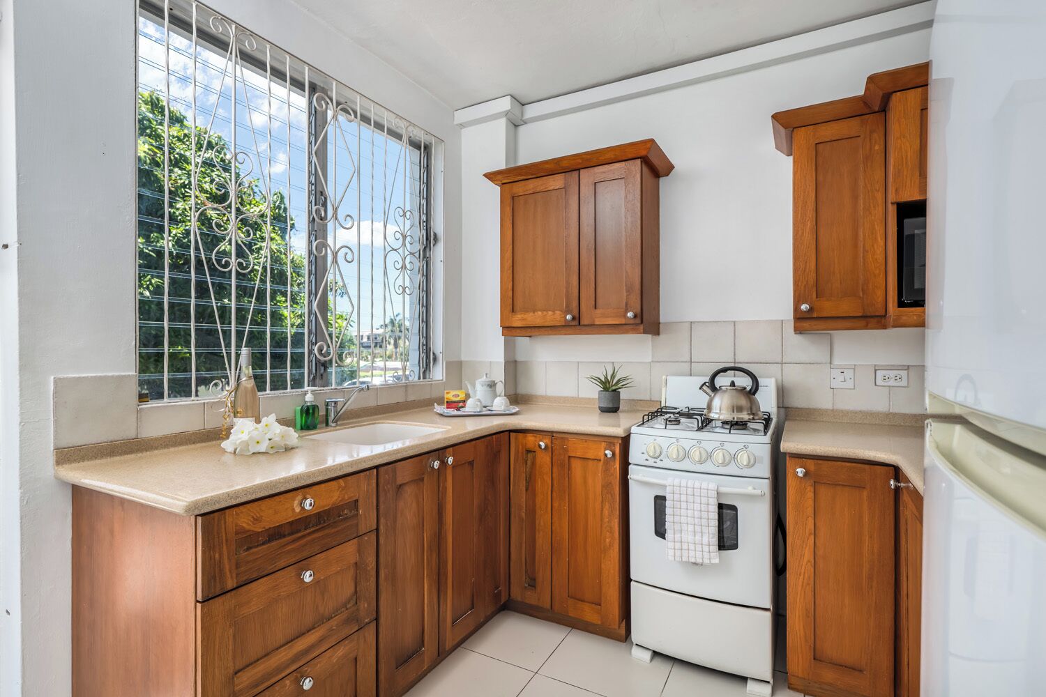 Standard Room, 2 Bedrooms | Private kitchen | Coffee/tea maker, fridge, microwave, stovetop
