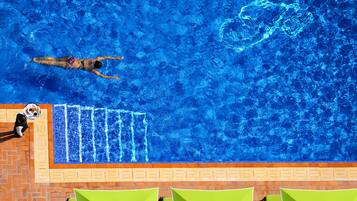 Ulkouima-allas, aurinkovarjoja, aurinkotuoleja