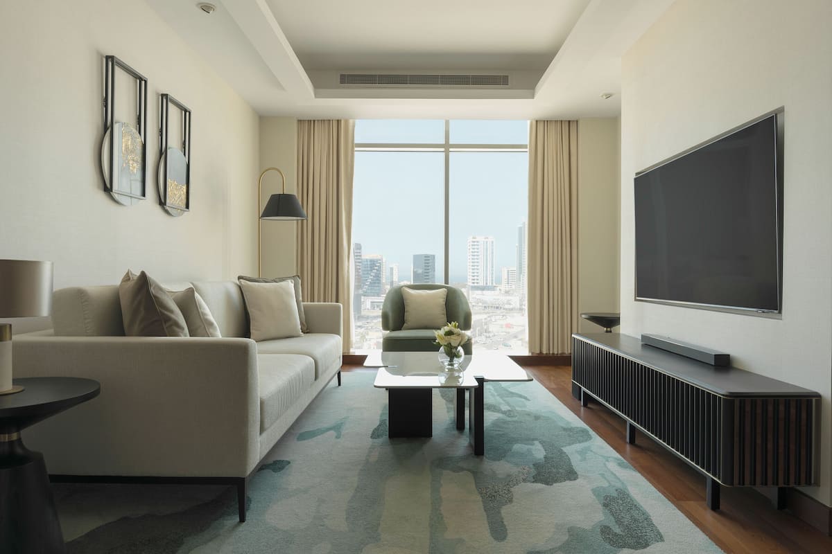 Apartamento, 3 habitaciones | Zona de estar | Smart TV de 49 pulgadas con canales por satélite, una televisión