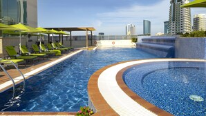 Kolam renang outdoor, dengan payung kolam renang dan kursi berjemur