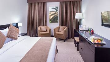 Minibar, coffres-forts dans les chambres, bureau