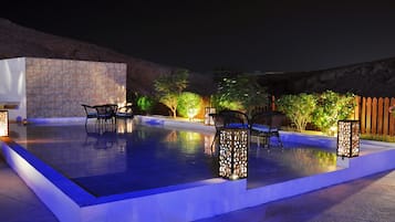Hồ bơi ngoài trời