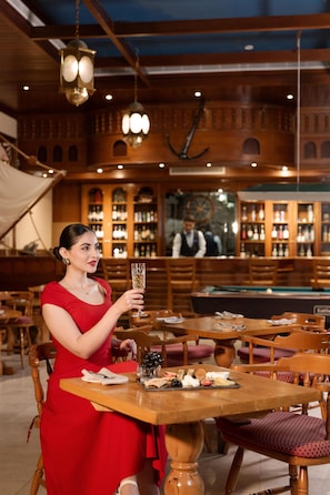 Bar (on property) - Best Western Sur (Sur)