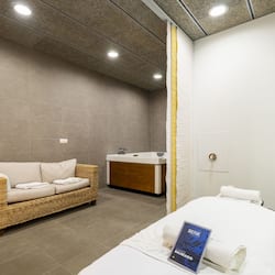 Een sauna, een stoombad, een Turks bad/hammam, lichaamsbehandelingen