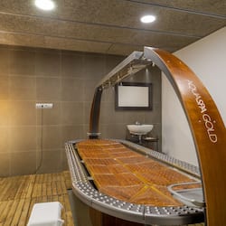 Een sauna, een stoombad, een Turks bad/hammam, lichaamsbehandelingen