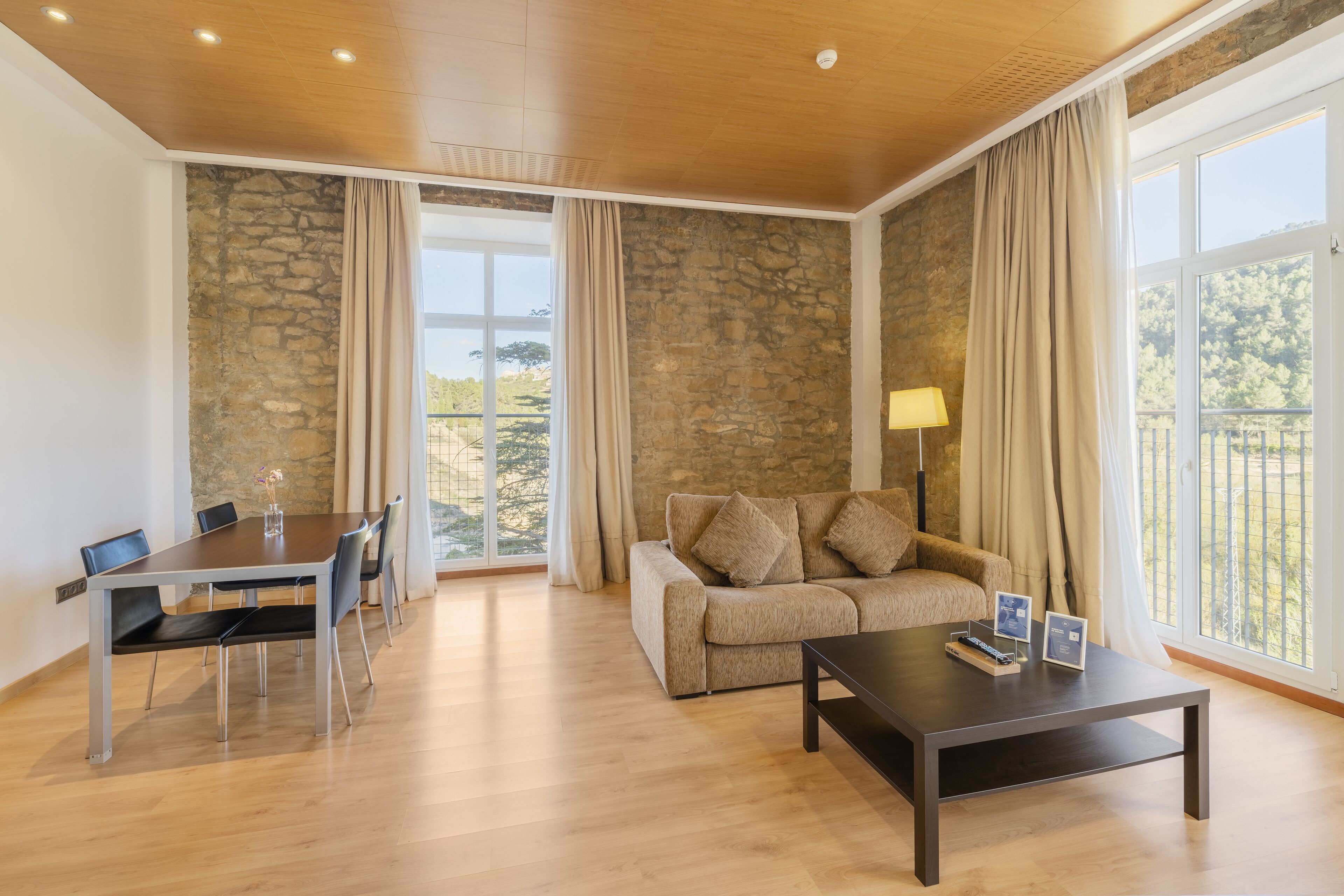 Een minibar, een kluis op de kamer, individueel gedecoreerd, een bureau