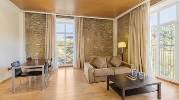 Een minibar, een kluis op de kamer, individueel gedecoreerd, een bureau