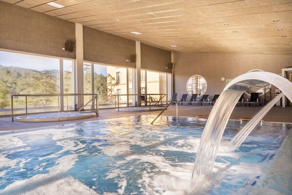 Chambre Standard avec lits jumeaux (Spa access) | Bain à remous privé