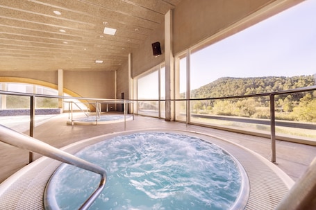 Indoor spa tub. Iberik Hotel Balneari Rocallaura