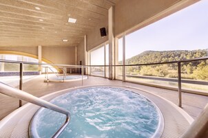 Bañera de hidromasaje cubierta