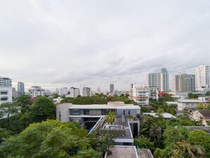 A modern urban landscape with high-rise buildings, a mix of residential and commercial structures, and lush greenery. - Oakwood Residence Sukhumvit Thonglor Bangkok (Bangkok)
