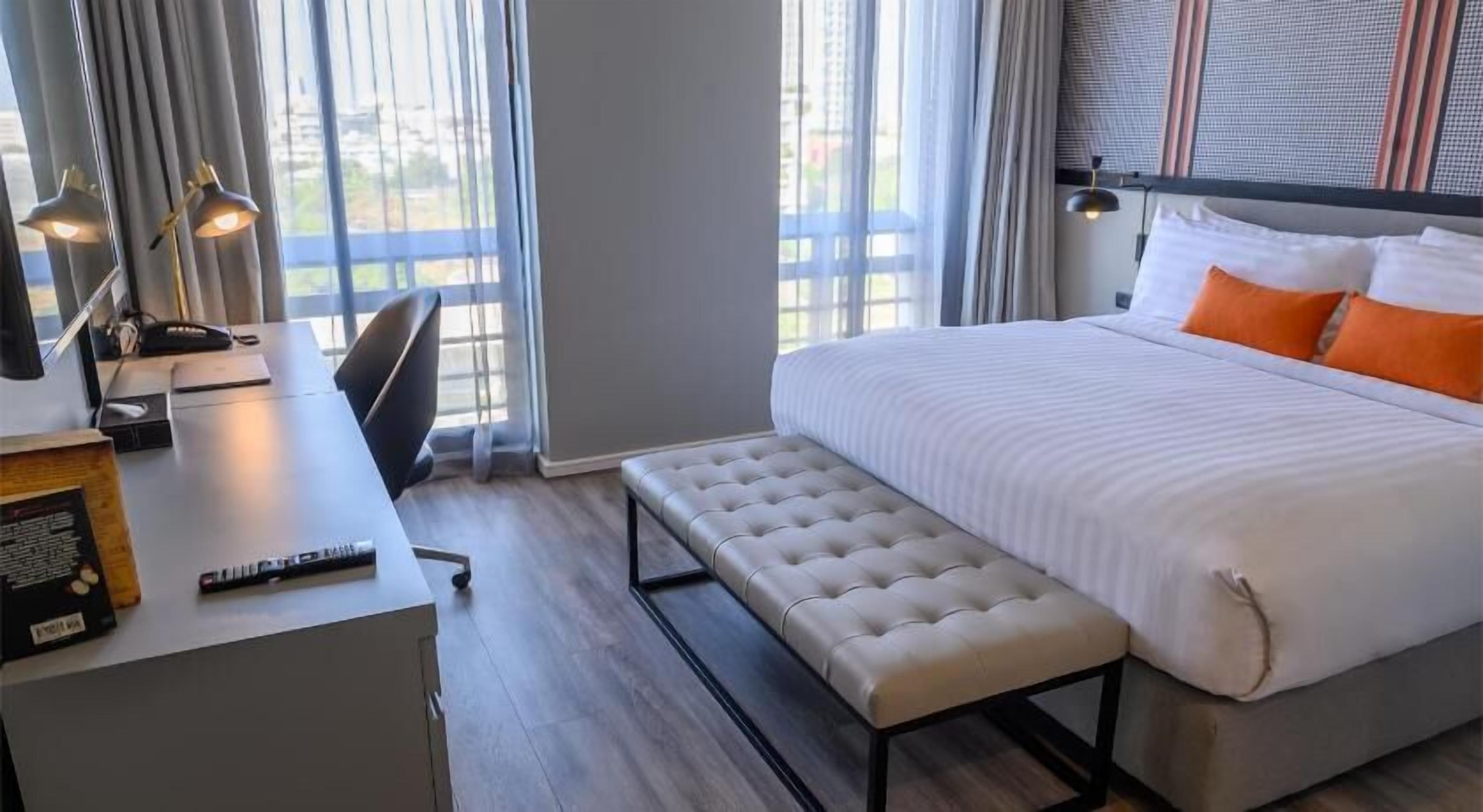 Safe på rommet, individuelt innredet, skrivebord og strykejern/-brett