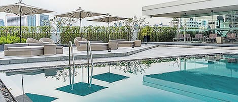 Piscine extérieure, chaises longues