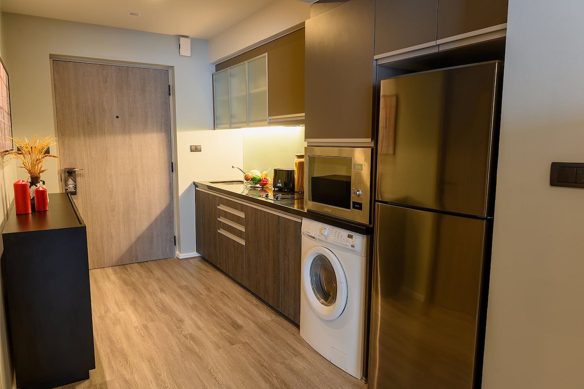 Full-sized fridge, microwave, stovetop, coffee/tea maker