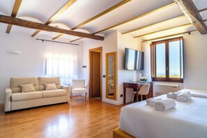 Quadruple Room | In-room safe, desk, soundproofing, iron/ironing board
