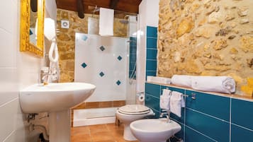 Suite Classic | Bagno | Doccia, asciugacapelli, bidet, asciugamani
