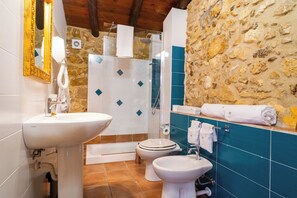 Classic Suite | Bathroom | Shower, hair dryer, bidet, towels