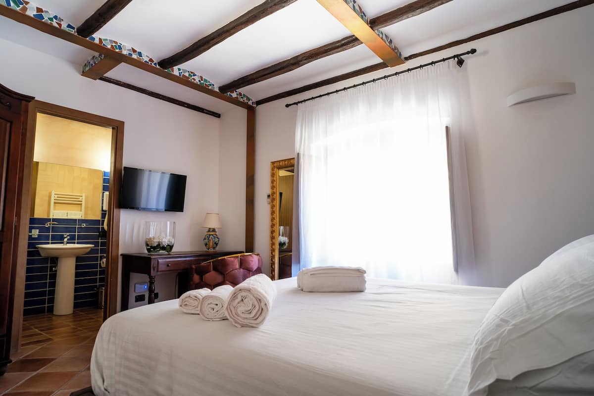 Standaard kamer, 1 twee- of 2 eenpersoonsbedden | 1 slaapkamer, een kluis op de kamer, een bureau, geluiddichte muren