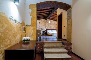 Caja de seguridad en la habitación y escritorio 