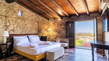 Suite clásica | 1 habitación, caja de seguridad en la habitación y escritorio