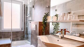 Dreibettzimmer | Badezimmer | Dusche, kostenlose Toilettenartikel, Haartrockner, Handtücher