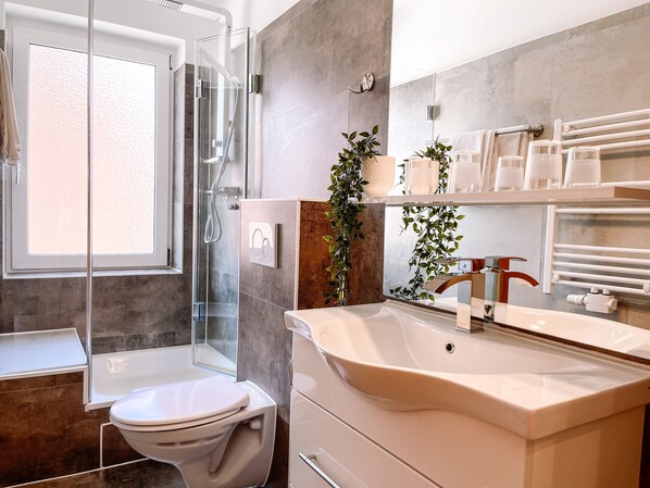 Triple Room | Bathroom | Shower, free toiletries, hair dryer, towels - Hotel Falk (Bremen)