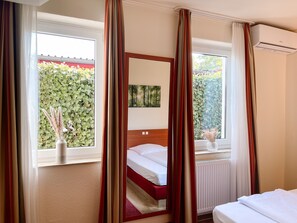 Superior Single Room | Desk, blackout drapes, iron/ironing board, free WiFi - Hotel Falk (Bremen)