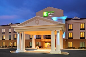 Entrada de un hotel Holiday Inn Express & Suites con un vestíbulo cubierto y cielo despejado.