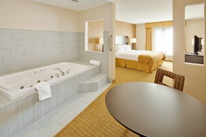 Escritorio, cortinas blackout y tabla de planchar con plancha 