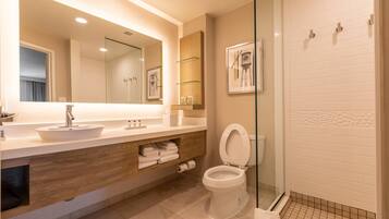 Chuveiro com efeito de chuva, produtos de toalete grátis