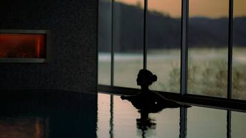 Piscina interna, piscina externa sazonal, espreguiçadeiras