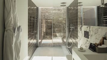 Villa, 2 Bedrooms, Private Pool (House Collec/Douro Plunge Pool 2-Room) | Bathroom | Separate bathtub and shower, free toiletries, hair dryer, bathrobes