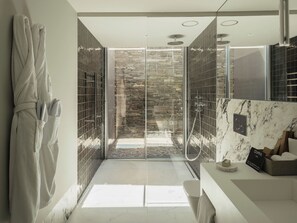 Villa, 2 Bedrooms, Private Pool (House Collec/Douro Plunge Pool 2-Room) | Bathroom | Separate bathtub and shower, free toiletries, hair dryer, bathrobes - Octant Douro (Castelo de Paiva)