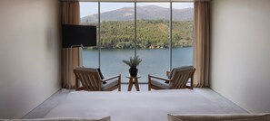 Minibar, in-room safe, desk, soundproofing - Octant Douro (Castelo de Paiva)