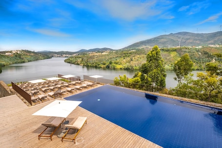 Indoor pool, seasonal outdoor pool, sun loungers. Octant Douro