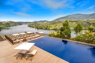 Piscina interna, piscina externa sazonal, espreguiçadeiras