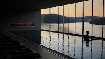 Innenpool, AuĂenpool (je nach Saison geöffnet), LiegestĂŒhle