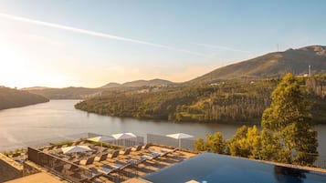 Sisäuima-allas, kauden mukainen ulkouima-allas, aurinkotuoleja