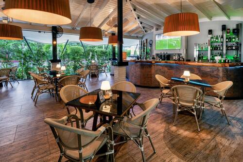 2 restaurants servant le petit déjeuner, le déjeuner et le dîner