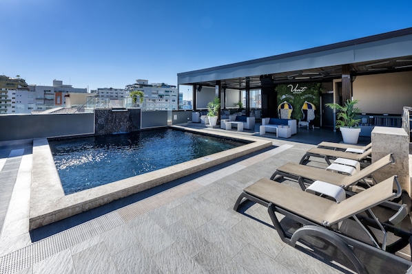 Outdoor pool, pool umbrellas, sun loungers - W&P Santo Domingo (Santo Domingo)