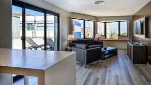 Studiosuite – deluxe, 1 soverom, spabadekar, delvis havutsikt | Oppholdsområde
