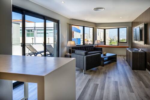 Suite monolocale Deluxe, 1 camera da letto, idromassaggio, vista oceano parziale | Area soggiorno