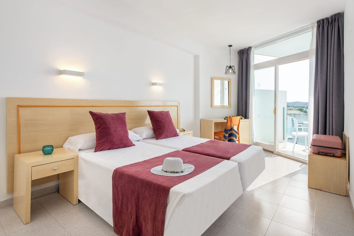 In-room safe, blackout curtains, free WiFi, bed sheets