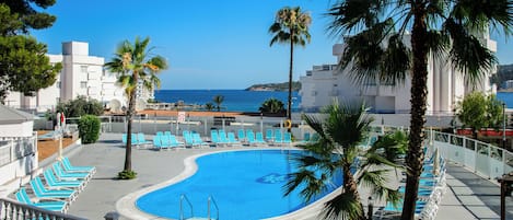 Piscine extérieure, chaises longues